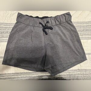 Lululemon on the fly 2.5” short in heathered black